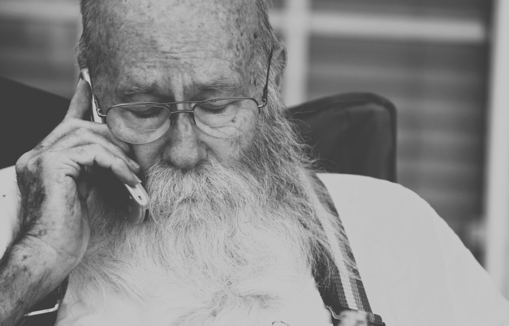 senior starsza osoba korzysta z telefonu dzwoni
